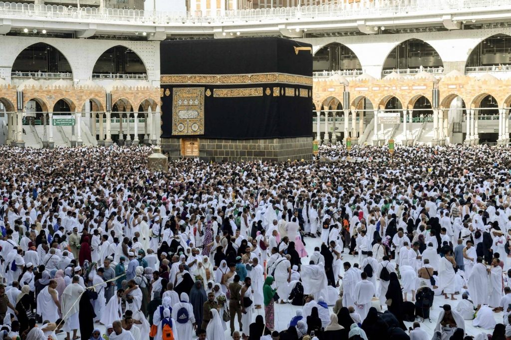 تواصل وصول الحجاج إلى المسجد الحرام لأداء طواف الإفاضة