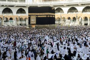 تواصل وصول الحجاج إلى المسجد الحرام لأداء طواف الإفاضة
