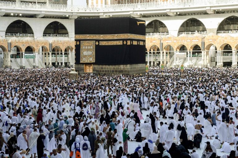 تواصل وصول الحجاج إلى المسجد الحرام لأداء طواف الإفاضة