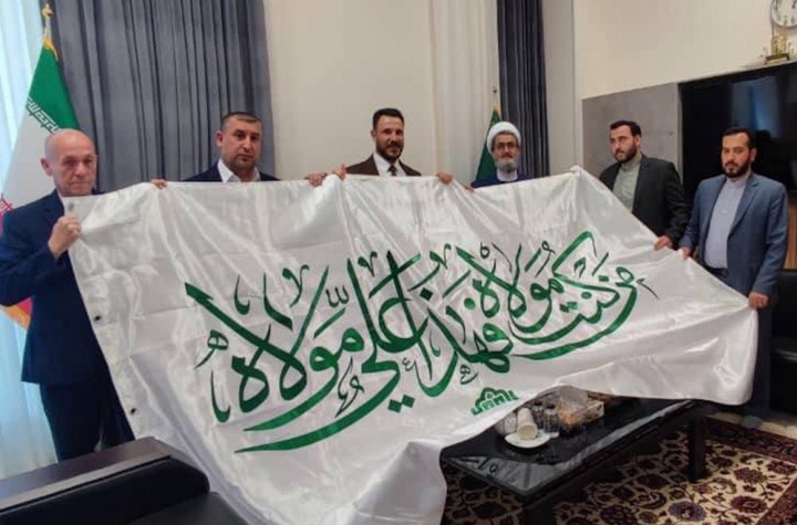 إهداء راية العتبة العلویة المقدسة إلى العتبة الرضویة المقدسة عشية عيد الغدير الأغر