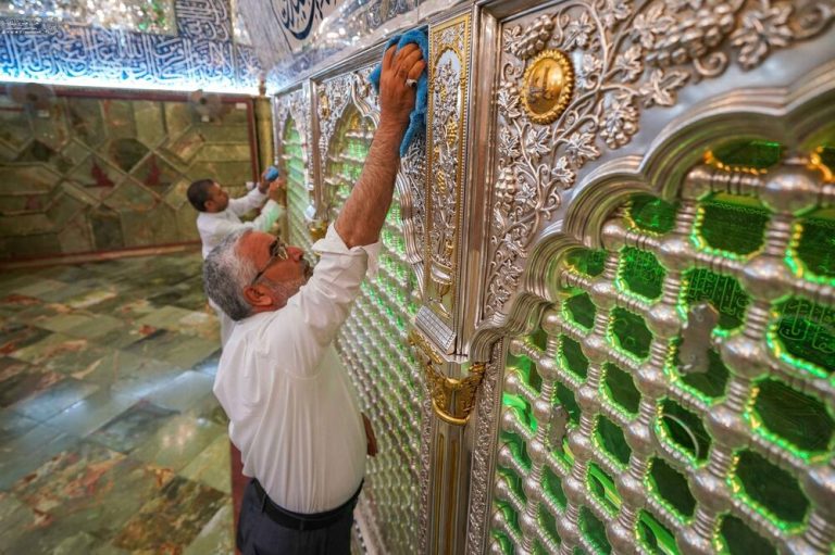 بالصور/ تزيين ضريح أمير المؤمنين (عليه السلام) بالورود احتفاءً بعيد الغدير
