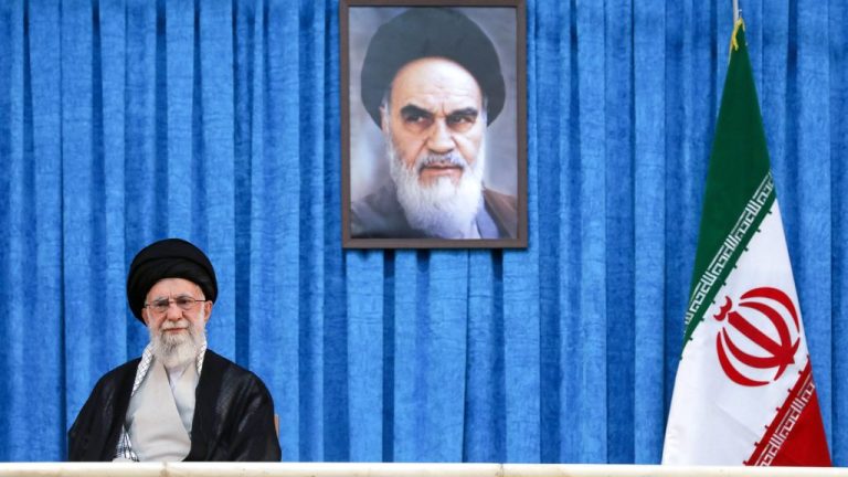 حزب الله: لا يمكن هزيمة ملايين الأحرار الملتفّين حول قيادة الولي الخامنئي ولو اجتمع كفرة العالم ومجرموه