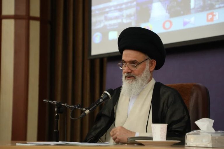 آية الله الحسيني البوشهري: المدرسة السياسية لإمامي الثورة الإسلامية ترتكز على أسس المقاومة والعدالة الاجتماعية