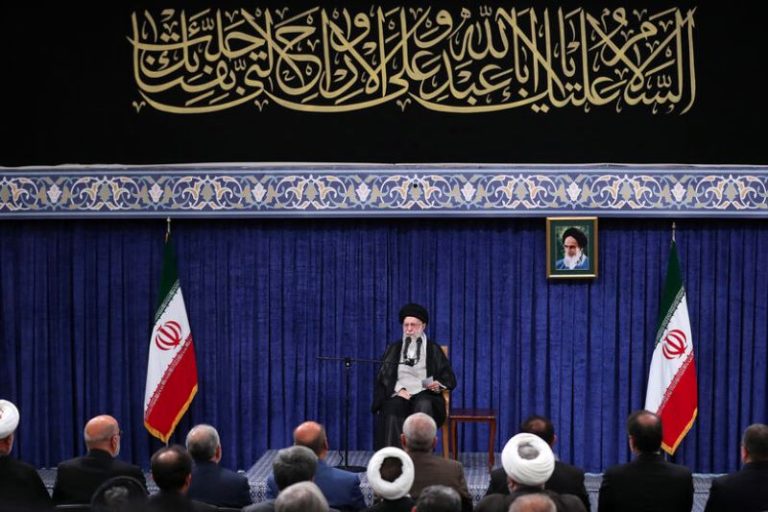 قائد الثورة الاسلامية: شعبنا سيحقق النصر بالتأكيد