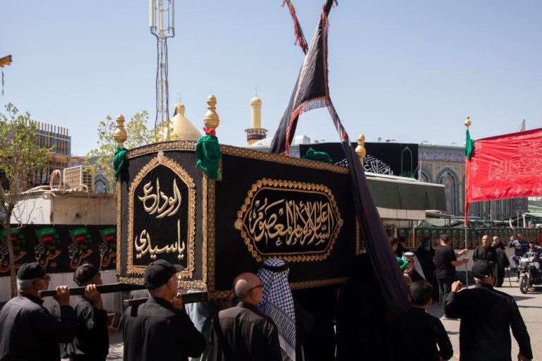 أهالي كربلاء يشيعون النعش الرمزي للإمام السجاد (عليه السلام) عند العتبتين المقدستين