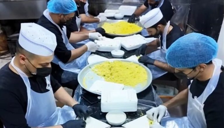 مضيف الإمام الحسين (ع) التابع للعتبة الحسينية يباشر تقديم ثلاث وجبات يوميا للزائرين في عدد من المنافذ الحدودية