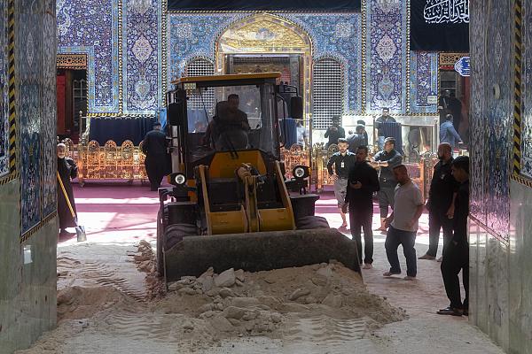 العتبة العباسية المقدسة تواصل حملتها لتنظيف صحن مرقد أبي الفضل العباس (عليه السلام)