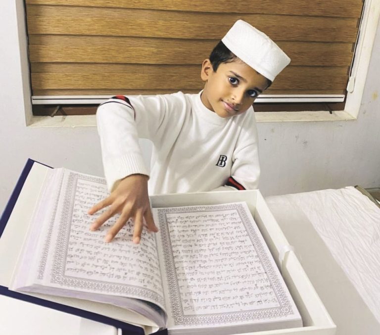 طفل هندي ينسخ القرآن بيده خلال عامين ونصف