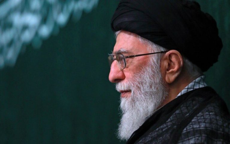 حساب قائد الثورة على "إكس": قادرون على ضرب المواقع الأمريكية الحيوية في المنطقة