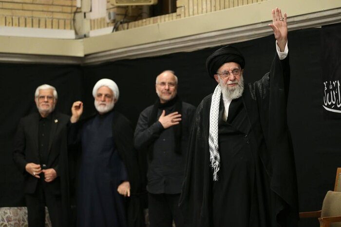 افتتاحية صحيفة صوت إيران؛ العدد 15 | KHAMENEI.IR الإلكترونية الخاصة بأيام الدفاع المقدس لشعب إيران في مواجهة عدوان النظام الصهيوني ▪️ أدى حضور قائد الثورة الإسلامية الإمام الخامنئي دام ظله في مراسم عزاء ليلة عاشوراء في حسينية الإمام الخميني (قدس سره) داخل البلاد ثم خارج حدود إيران، تحول إلى قنبلة إخبارية جذبت كل الانتباه. كان هذا الخبر مهمًا ومثيرًا للاهتمام لأنّه منذ بداية عدوان النظام الصهيوني لم يشارك السيد القائد في أي برنامج علني شعبي، وهذا كان ظهوره الأول مع الناس. ▪️ هذا الحضور وطبيعته وردود الفعل عليه تستحق الدراسة من عدة زوايا. أولاً، حاول أعداء إيران في الأيام الماضية شن حملة نفسية واسعة وثقيلة، كانت مصممة وموجهة بشكل واضح من الأراضي المحتلة، بهدف زرع الشك والريبة لدى الشعب الإيراني حول هزيمة أعدائهم في الهجوم على إيران والدور الذي لعبه القائد الأعلى للقوات المسلحة في فرض هذه الهزيمة. ▪️ إحباطهم من فشل مخطط أسيادهم الشرير للإطاحة بالنظام ثم تفكيك إيران، دفعهم خلال هذه الفترة إلى التصرف بغضب وحقد غير مسبوق، وارتكاب أفعال سخيفة للغاية. حضور قائد الثورة في مراسم ليلة عاشوراء، كان مثل عصا موسى (عليه السلام)، إذ جمع هذه المهزلة الإعلامية والعملية النفسية، وأدى إلى انهيارهم مرة أخرى. ▪️ بالمقابل، هذا الحضور وبشكل مذهل، أمد الحشود بطاقة وروحًا جديدة. حيث أن مختلف فئات الشعب أدركت مجددًا من هو آية الله الخامنئي؟ وما هي مكانته في قلوب وعقول الناس؟. فبلا قصد وبدون تخطيط مسبق، حدثت مبايعة جديدة، وحتى الكثير ممن قد لا تربطهم علاقات واضحة أو اعتقادات دينية وسياسية رسمية، انجذبوا إلى هذا المغناطيس، وأصبح آية الله الخامنئي محورًا روحيًا وشاملاً، حيث تجمع حوله الجميع، من الثوريين إلى الوطنيين والقوميين، ليجدوا في شخصه ومساره تجسيدًا لأحلامهم وآمالهم. ▪️ وأحد الجوانب المثيرة للاهتمام في هذا الحدث، يعود إلى موضوع قصيدة "يا إيران الإلهيّة". حيث طلب قائد الثورة من المنشد الحاج محمود كريمي، (إذا لم يكن متعبًا)، أن ينشد هذه القصيدة، وهي قصيدة يمكن ان نعتبرها قصيدة المقاومة الشعبية الإيرانية. طلب أداء هذه القصيدة، خصوصًا في ليلة عاشوراء، يحمل معاني عديدة ومهمة. هذه القصيدة هي مزيج من إيران والإسلام، مزيج لا ينفصل من الدين والوطنية في إيران. وهذا أمر يحاول الأعداء عمدًا، وكذلك بعض الناس داخل البلاد بدافع الجهل، أن يضخموا فكرة الانفصال والتنافر بين الدين والهوية الوطنية، محاولين إظهار أن الالتزام الديني والثوري لا يمكن أن يتوافق مع حب الوطن والإيرانية. سلوك آية الله الخامنئي كقائد لهذا البلد وربان هذه السفينة، هو مثال واضح على نفي ورفض هذه المسألة.