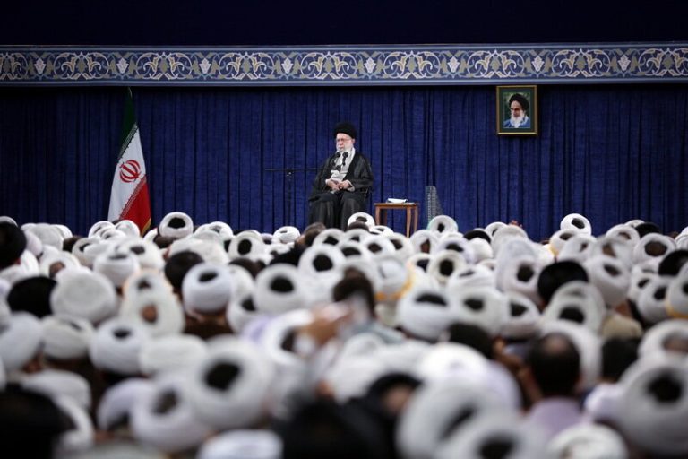 أكثر من 400 عالم دين في قم يؤيدون فتوى «المحاربة» ضد مُهدِّدي القيادة والمرجعية