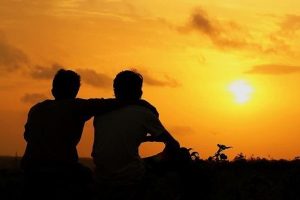 مَنْ جانَبَ الإخْوانَ عَلى كُلِّ ذَنْبٍ قَلَّ أَصْدِقاؤُهُ
