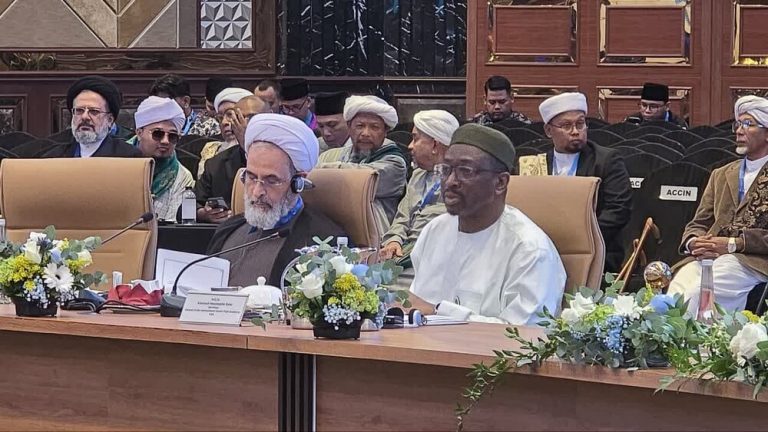 حضور آية الله الأعرافي في المؤتمر الدولي للقادة الدينيين بماليزيا