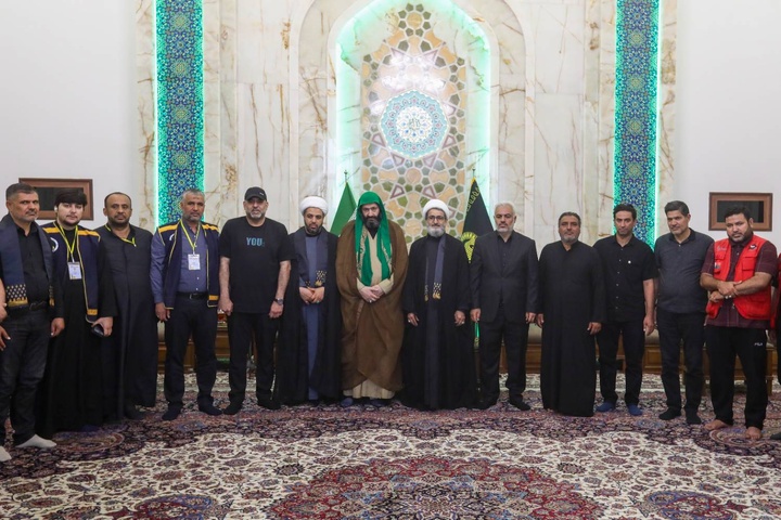 معاون الشؤون الدولية في العتبة الرضوية المقدسة يُكرّم أصحاب المواکب الدوليين في العشرة الأخیرة من شهر صفر