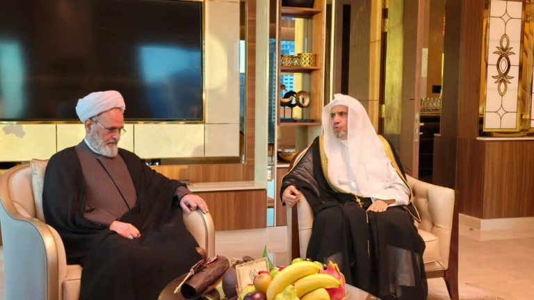 الأمين العام لرابطة العالم الإسلامي: التقدم الذي أحرزته الحوزات العلمية في مختلف المجالات محل تقدير وإشادة/ ضرورة الاهتمام بالتقريب بين المذاهب والبلدان الإسلامية