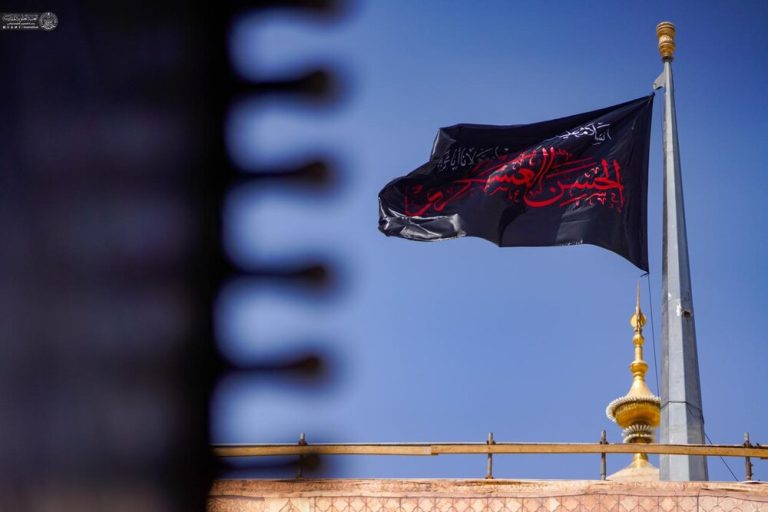 صور/ تعليق لافتات العزاء في صحن أمير المؤمنين (ع) إحياءً لذكرى شهادة الإمام الحسن العسكري (ع)