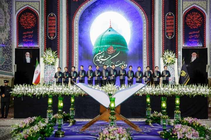 تجسيد الوحدة والمحبة والروحانية في الحرم الرضوي الشريف في ذكرى وفاة نبي الرحمة (ص)