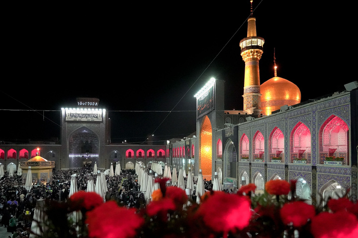 حُزن زوار الحرم الرضوي ليلة وفاة خاتم المرسلین (ص) واستشهاد الإمام المجتبى (ع)