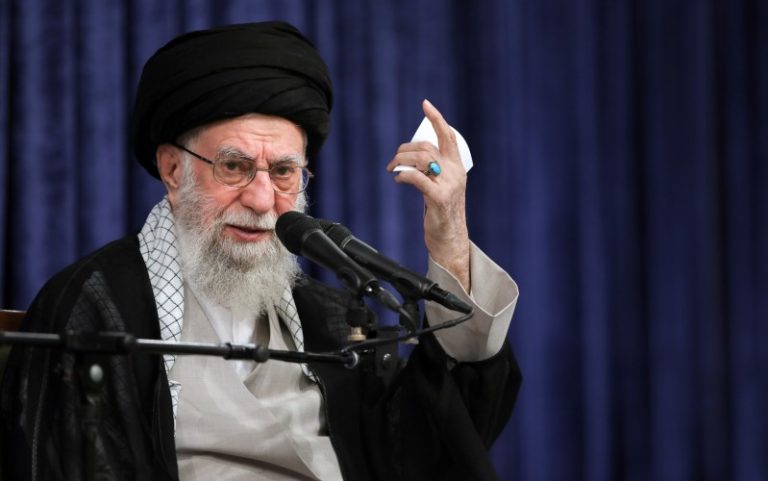 الإمام الخامنئي في مراسم عزاء ذكرى استشهاد الإمام الرّضا عليه السّلام