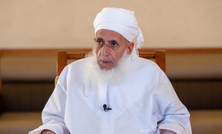 مفتي عُمان يستنكر دعوات نزع سلاح المقاومة في غزة