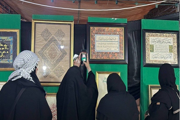 معرض زيارة الأربعين للخطّ القرآني يجذب أنظار الزائرين على طريق "يا حسين