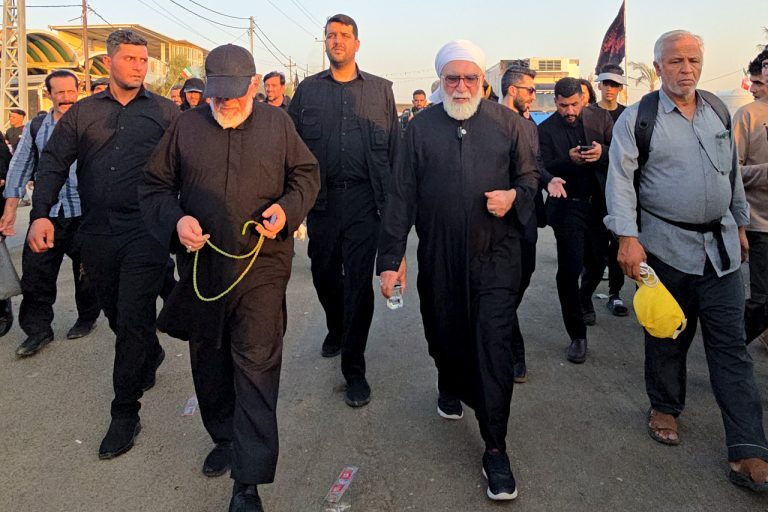 مشارکة متولي العتبة الرضویة المقدسة في مسیرة الأربعین الحسیني