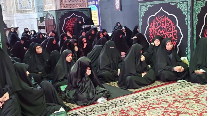 إقامة مراسم « النساء المُؤثرات» الذي يركز على حياة السيدة زينب (س) في الحرم الرضوي الشریف