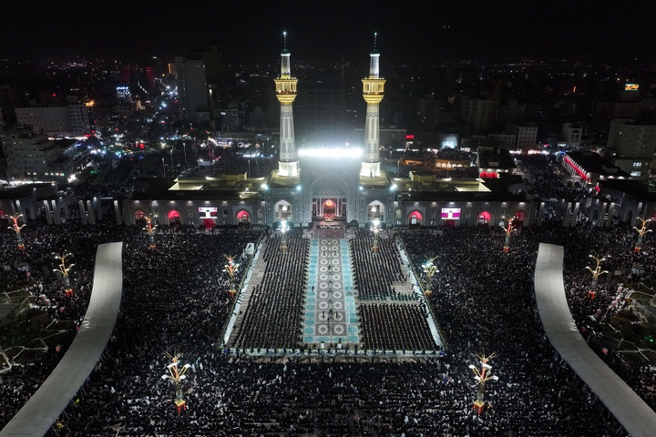 أقيمت مراسم قراءة الخطبة بمناسبة ليلة استشهاد الإمام الرضا (ع) في الحرم الرضوي الشریف