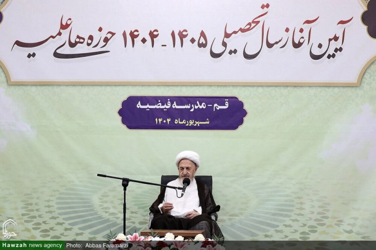 آية الله العظمى السبحاني يؤكد أن "حُبّ النبي" ليس بدعة بل من أصول الإسلام.. ويدعو العلماء إلى "الهجرة" من مراكز العلم لتبليغ الدين