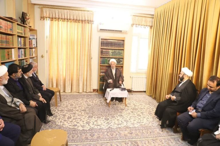 آية اللّه العظمى مكارم الشيرازي: السياحة في إيران يجب أن تكون مصحوبةً بمراعاة القيم الإسلاميّة