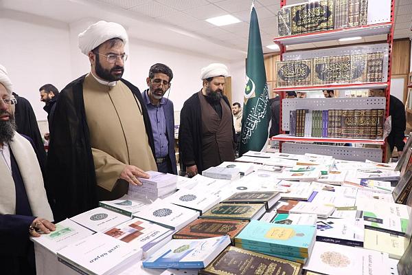 بأكثر من 100 عنوان.. قسم الشؤون الفكرية يشارك في معرض للكتاب بإيران