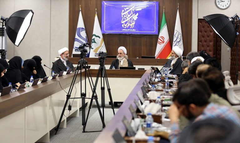 لقاء أساتذة ومفسّري القرآن مع آية الله أعرافي: مرجعية القرآن في العلوم الإنسانية شرطٌ لبناء الحضارة