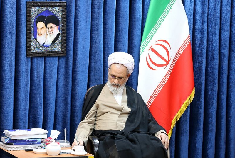 آية الله الأعرافي يعزي آية الله العظمى السيستاني في وفاة شقيقه