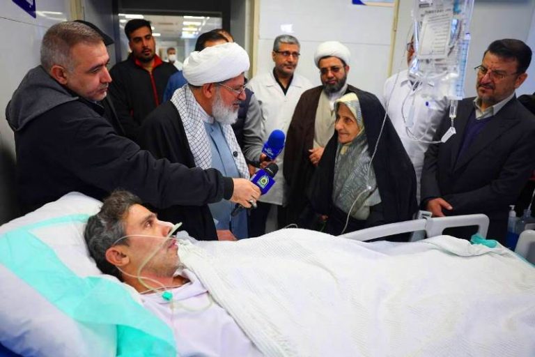 ممثلو الإمام الخامنئي يزورون جرحى الأحداث الأخيرة