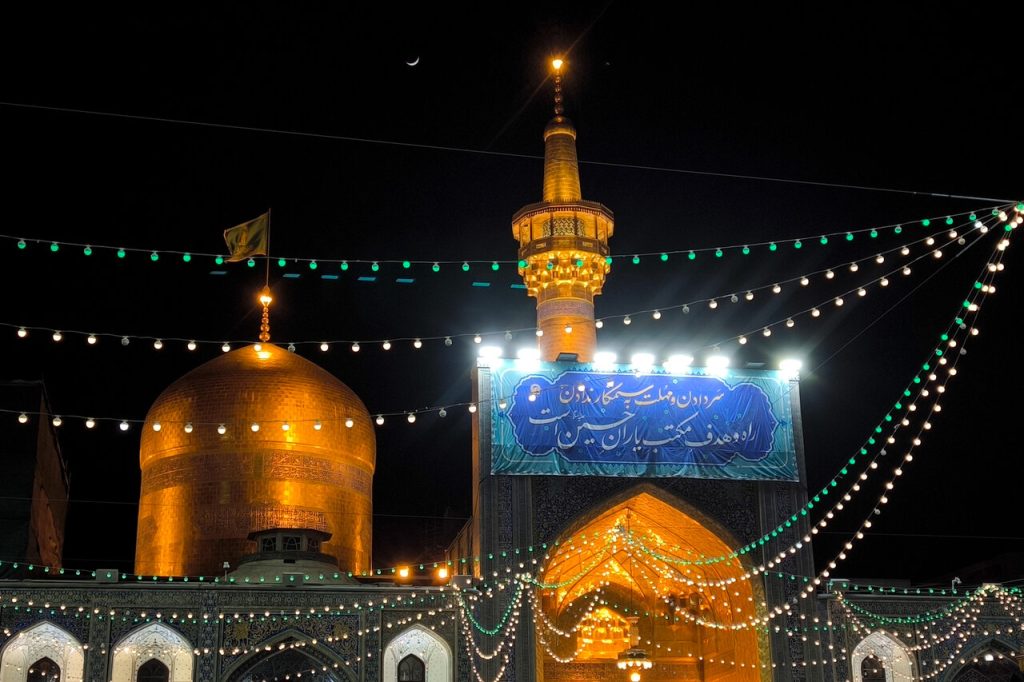 صور/ أجواء العتبة الرضوية في ليلة مولد الإمام الحسين (عليه السلام)