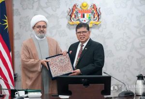 الدكتور شهرياري ورئيس البرلمان الماليزي يبحثان في تطوير دبلوماسية الوحدة الاسلامية