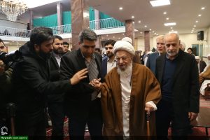 صور/ عدد من الطلاب يتشرفون بلبس العمائم على يدي آية الله العظمى مكارم الشيرازي