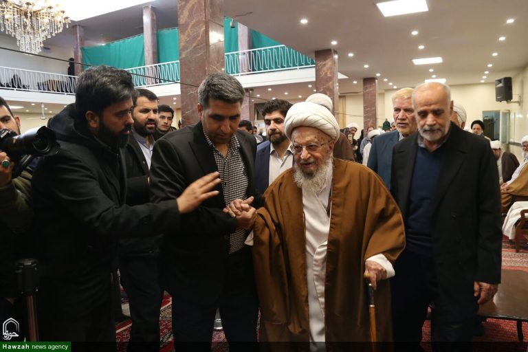 صور/ عدد من الطلاب يتشرفون بلبس العمائم على يدي آية الله العظمى مكارم الشيرازي