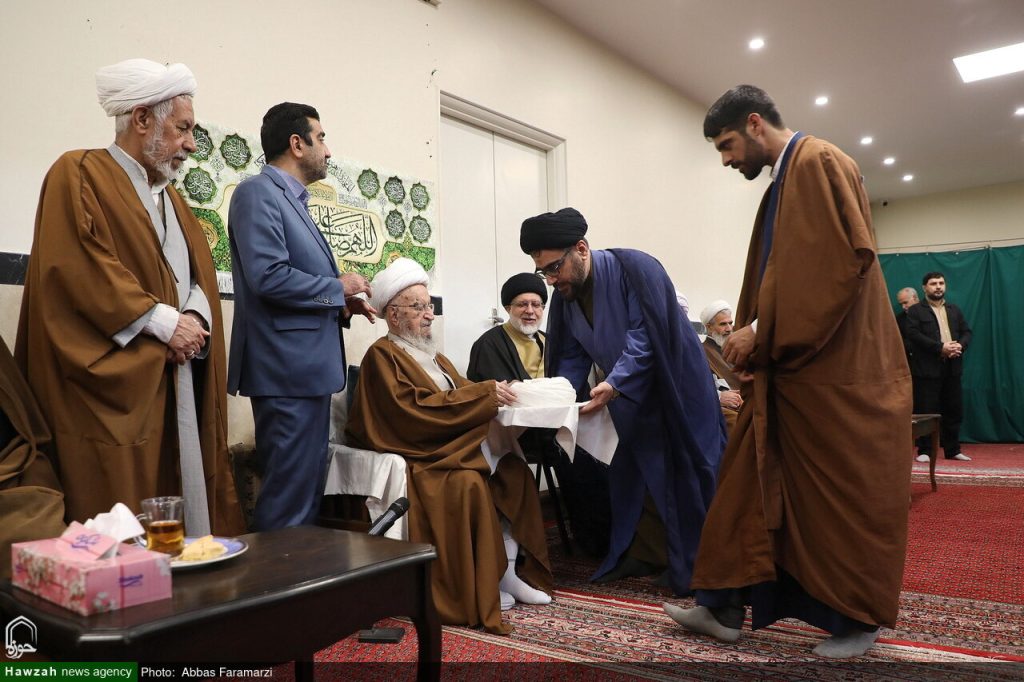 صور/ احتفال ارتداء العمامة لفئة من الطلاب برعاية آية الله العظمى مكارم الشيرازي