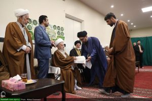 صور/ احتفال ارتداء العمامة لفئة من الطلاب برعاية آية الله العظمى مكارم الشيرازي