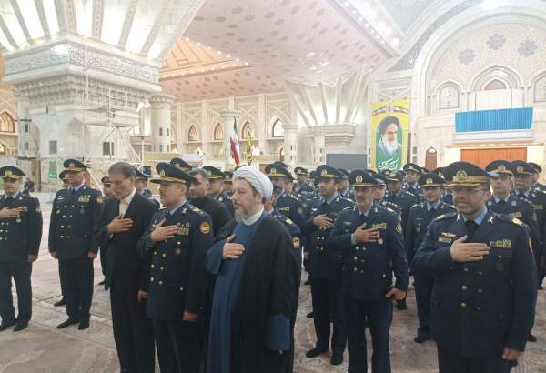 قائد وكبار مسؤولي القوة الجوية يجددون العهد مع مبادئ الإمام الخميني (رض)