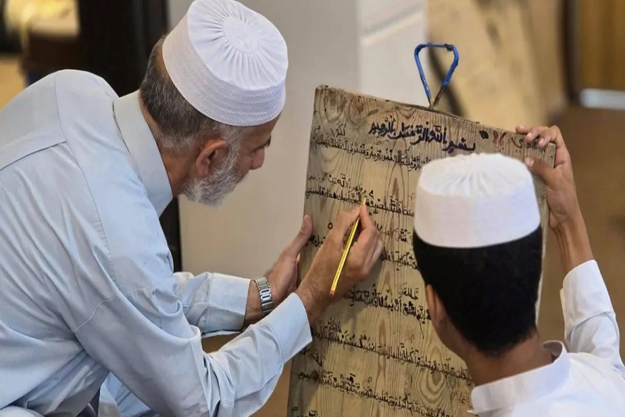 يحفظون القرآن على اللوح في 2026..حكاية منارة النعاس في ليبيا