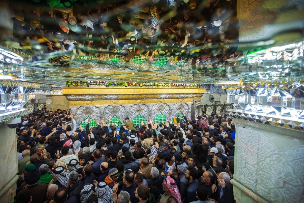 صور/ أجواء الزيارة والدعاء عند ضريح الإمام الحسين (عليه السلام) في يوم النصف من شعبان