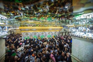 صور/ أجواء الزيارة والدعاء عند ضريح الإمام الحسين (عليه السلام) في يوم النصف من شعبان