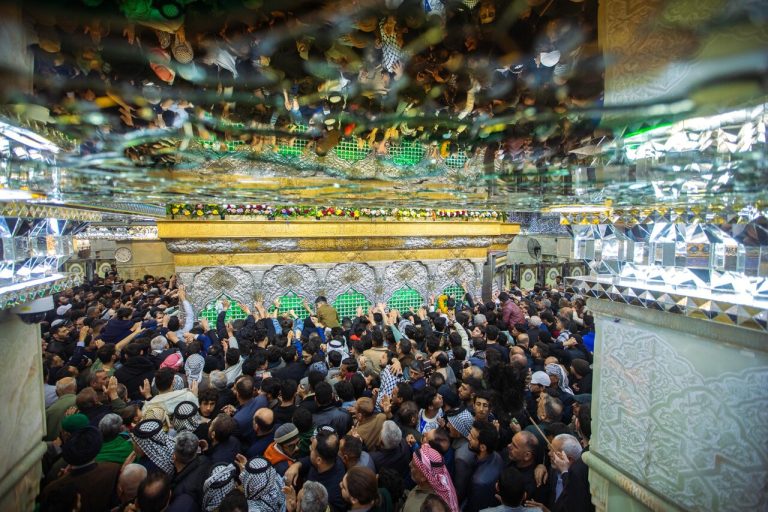 صور/ أجواء الزيارة والدعاء عند ضريح الإمام الحسين (عليه السلام) في يوم النصف من شعبان