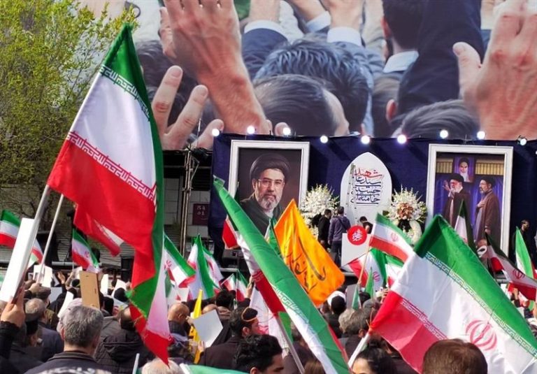 الشعب الإيراني يبايع القائد الجديد في مشهد شعبي غير مسبوق