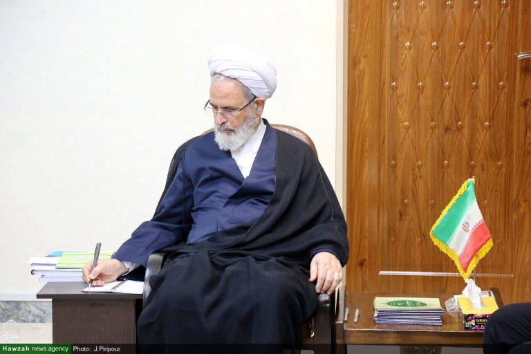 معاون الشؤون الدولية في الحوزات العلمية: آية الله الأعرافي يدعو علماء العالم الإسلامي إلى تعزيز التضامن بين علماء الإسلام وسائر الأديان في هذه المرحلة التاريخية