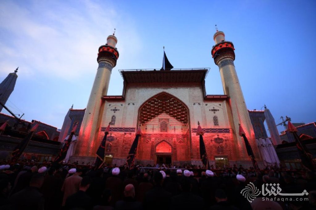 رفع راية العزاء في العتبة العلوية لإحياء ذكرى استشهاد أمير المؤمنين
