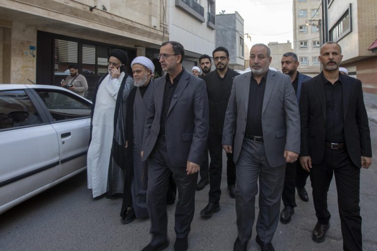 وفد العتبة العباسية المقدسة الإغاثي يتفقد عوائل الشهداء في إيران