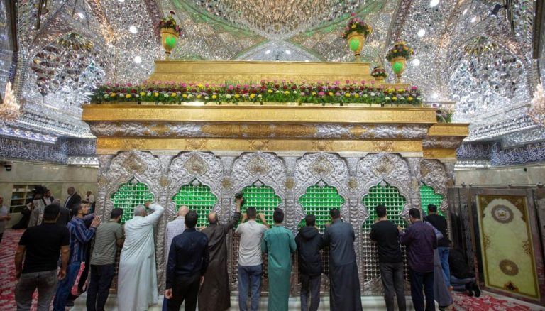 بالصور: أكاليل الورد تزين ضريح الإمام الحسين (ع) احتفاء بولادة الإمام علي الرضا (ع)